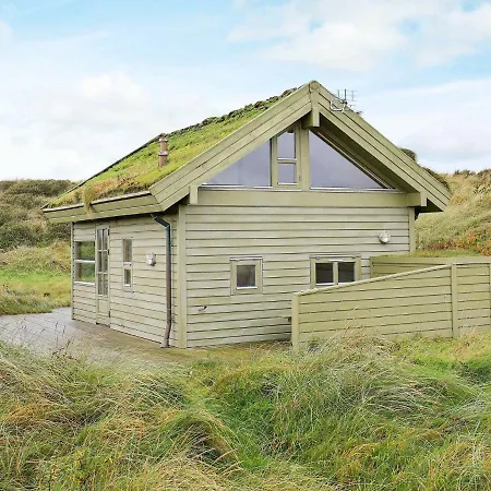Three-bedroom Holiday In 13 *